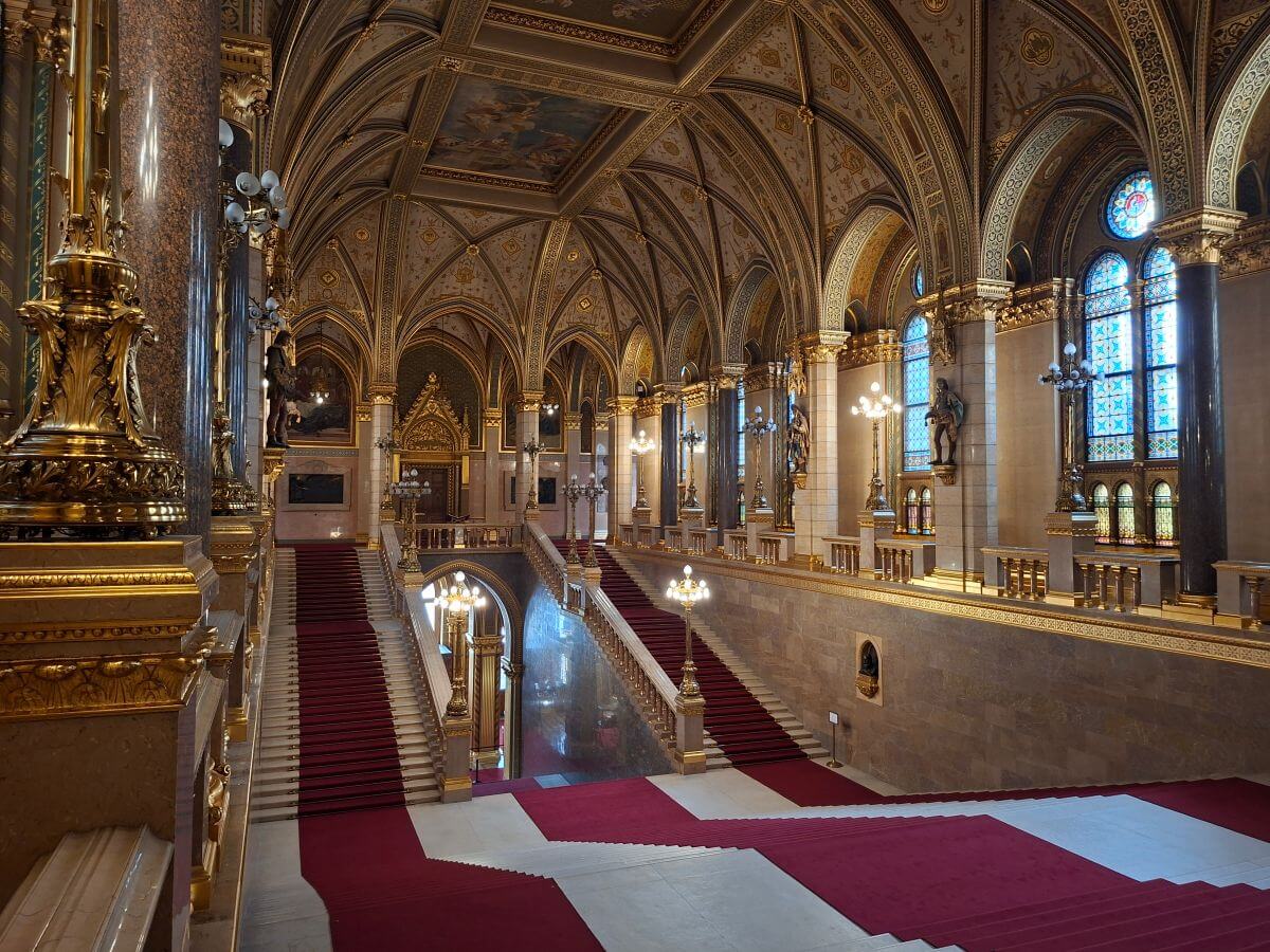 La escalera principal del Parlamento de Budapest