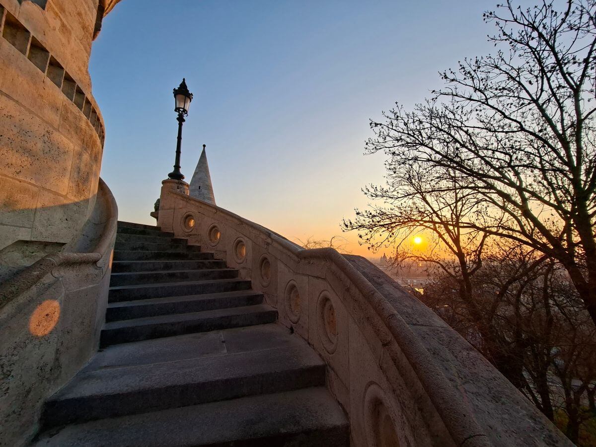 Subiendo a las terrazas superiores del Bastión de los Pescadores