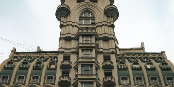 Carlos Julio Heydra Castillo: Arquitectura Inspirada en Libros