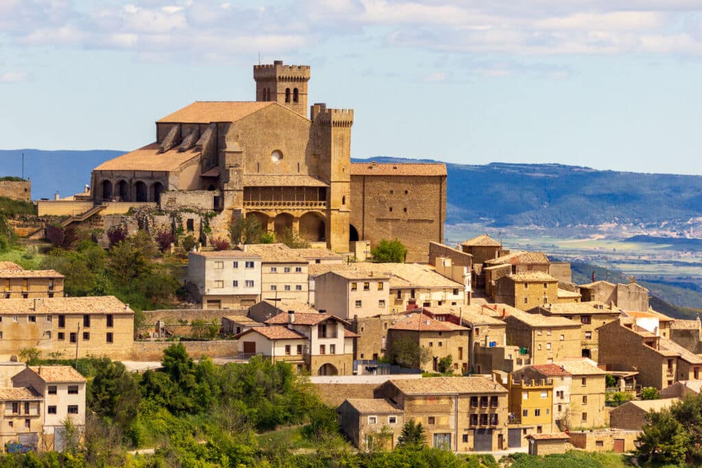 Ujué y su iglesia del siglo XII vigilan el paisaje de la Navarra Media.