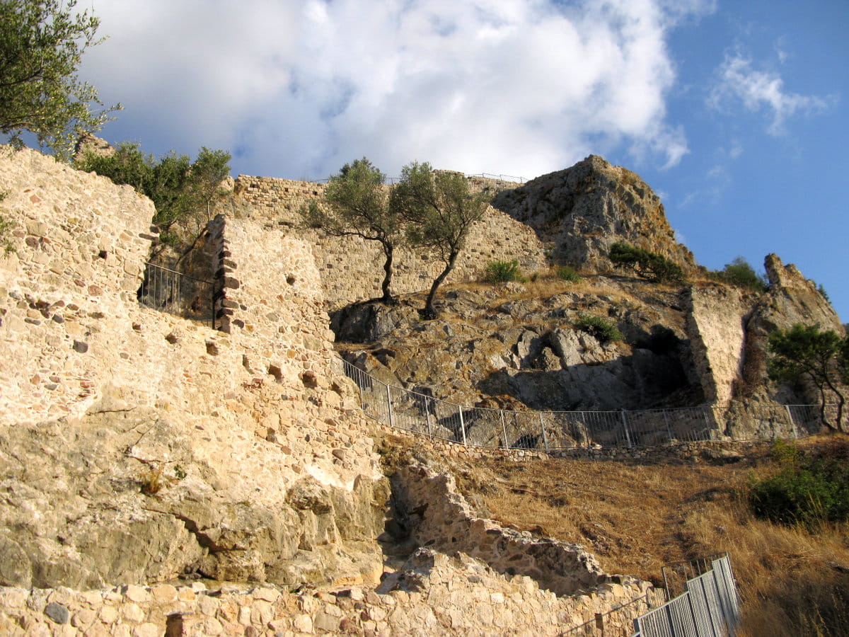 Las ruinas del castillo di Pontes