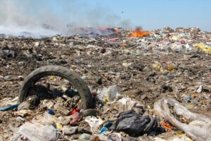 causas y soluciones de la contaminación del suelo