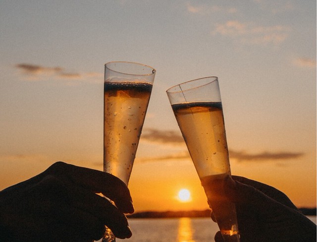 Brindis al atardecer en un barco en Menorca