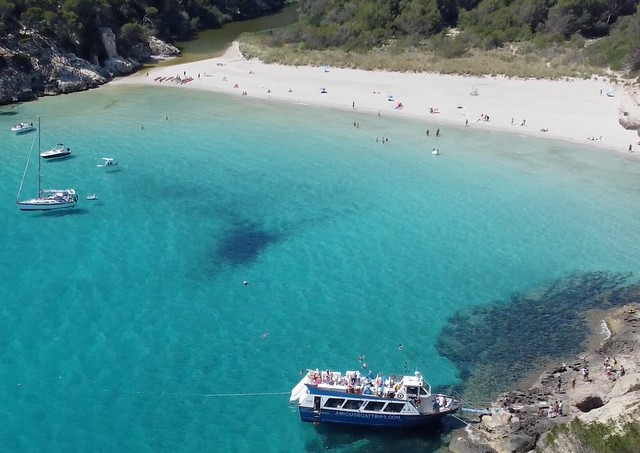 Barco en una cala de Menorca