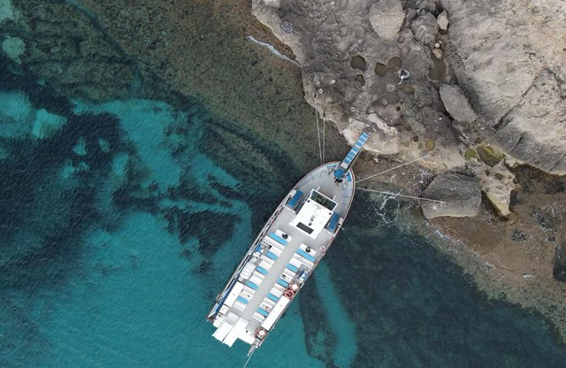 Barco en una cala de Menorca
