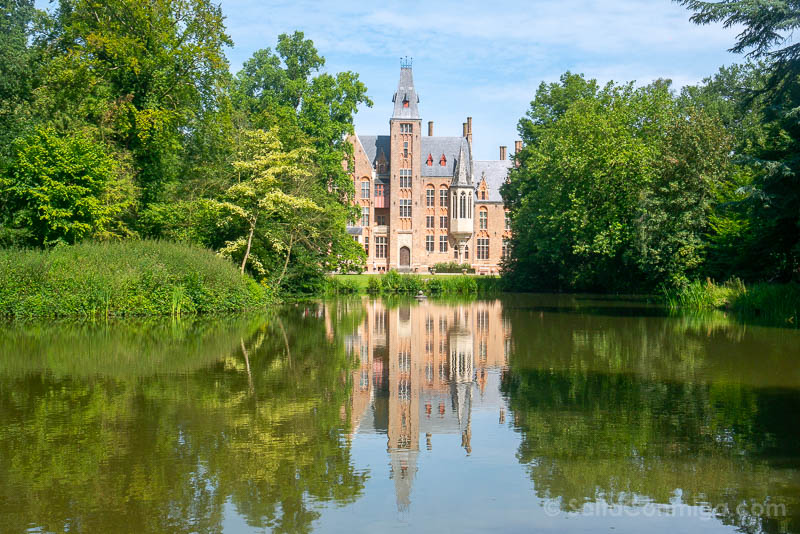 Alrededores de Brujas Castillo de Loppem Flandes Belgica Reflejo