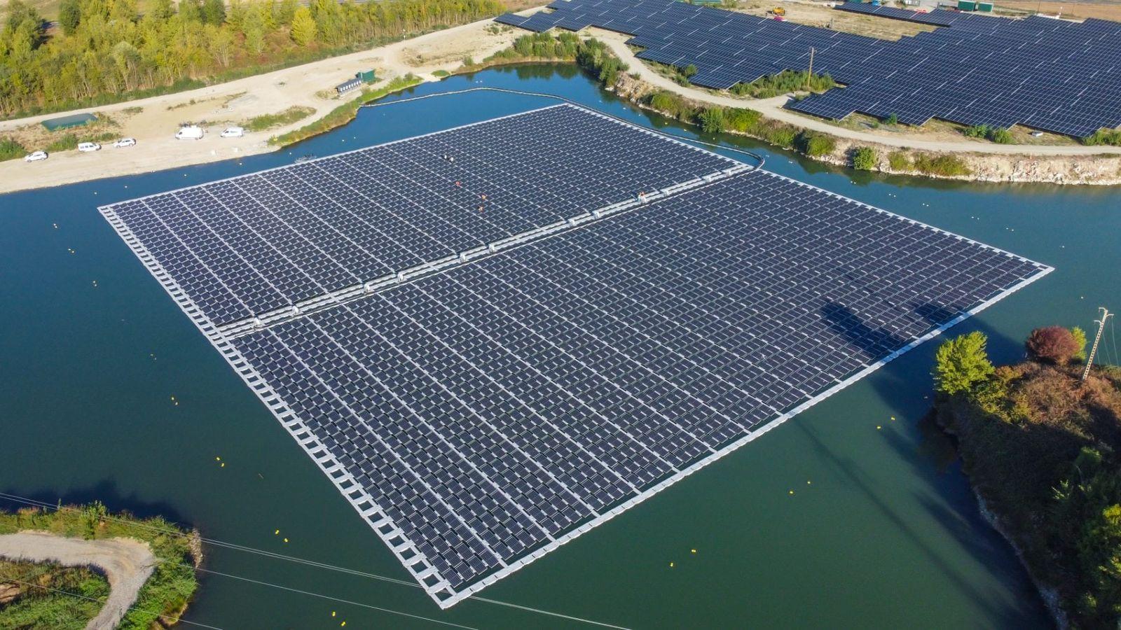Regulación de centrales solares flotantes