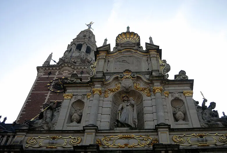 La Virgen María con espada en mano presidiendo la Universidad de Lovaina