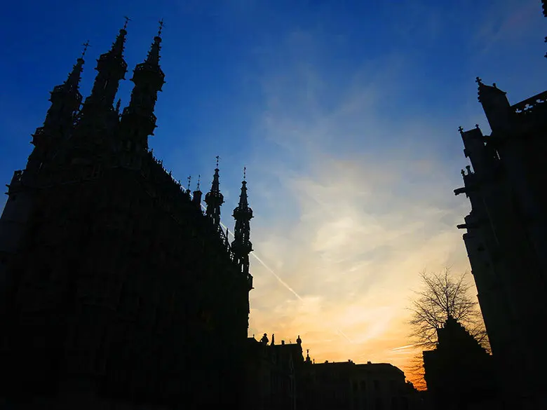 El Ayuntamiento de Lovaina al atardecer