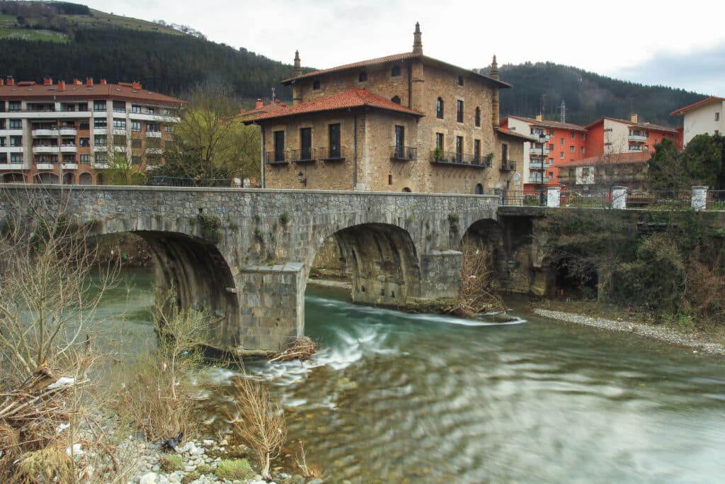 Puente y río en Azpeitia (Guipúzcoa). Por Manu