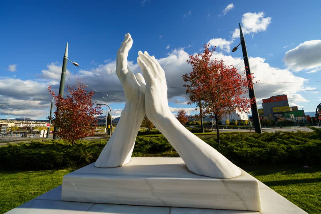 Escultura de mármol en Macael (Almería) que homenajea al personal sanitario. Por javiindy