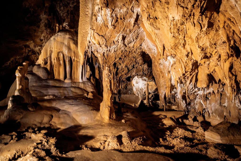 Interior de la cueva de Mendukilo (Navarra). Por Rubende Antonio