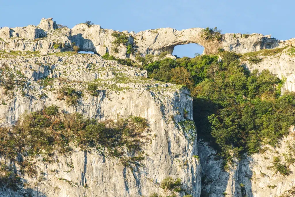 Ojos del diablo o arcos de Llanegro en Cantabria. Por Tolo.