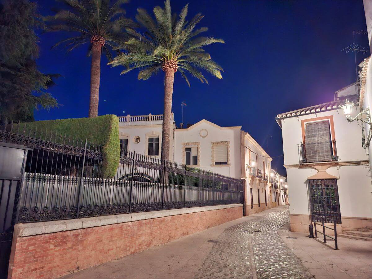 Calles iluminadas de Ronda en la hora azul