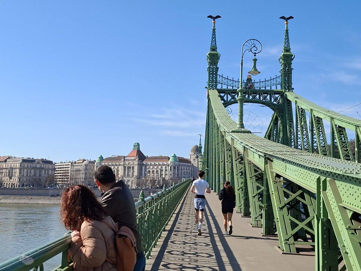 Contemplando las termas Gellért desde el Puente de la Libertad