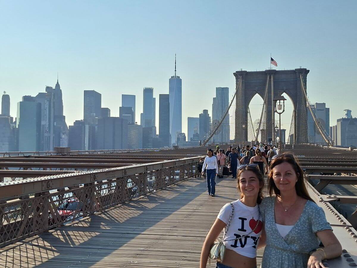 Cruzando el Puente de Brooklyn al atardecer
