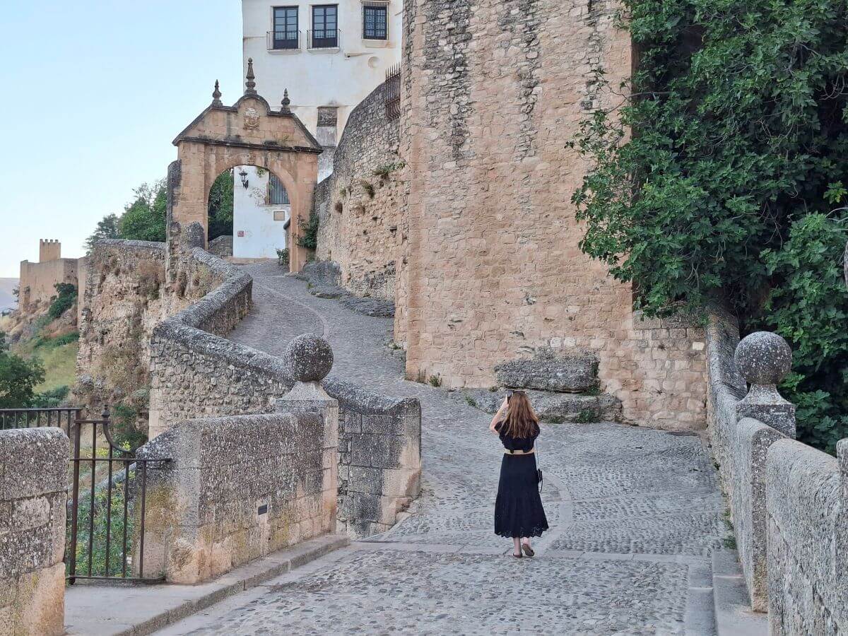 El Arco de Felipe V desde el Puente Viejo