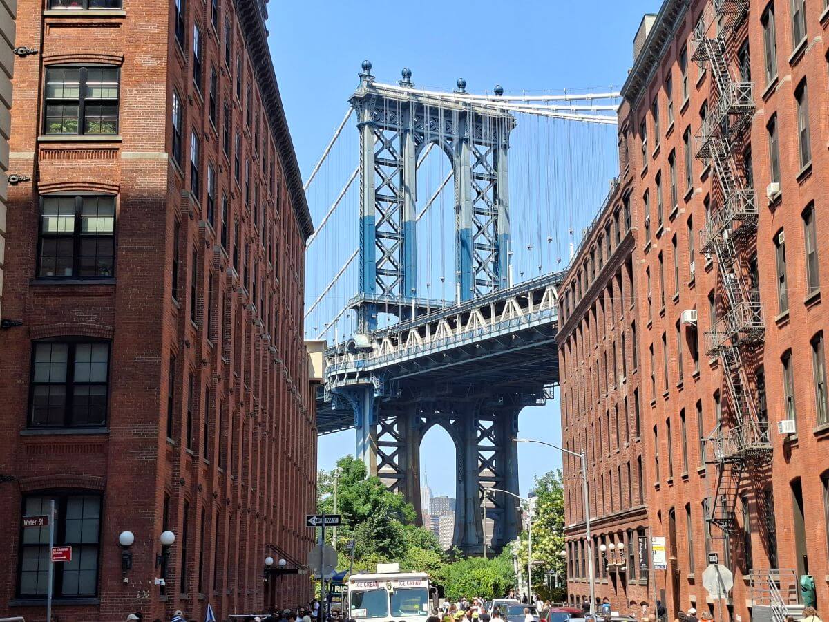 El Puente de Manhattan desde Washington Street