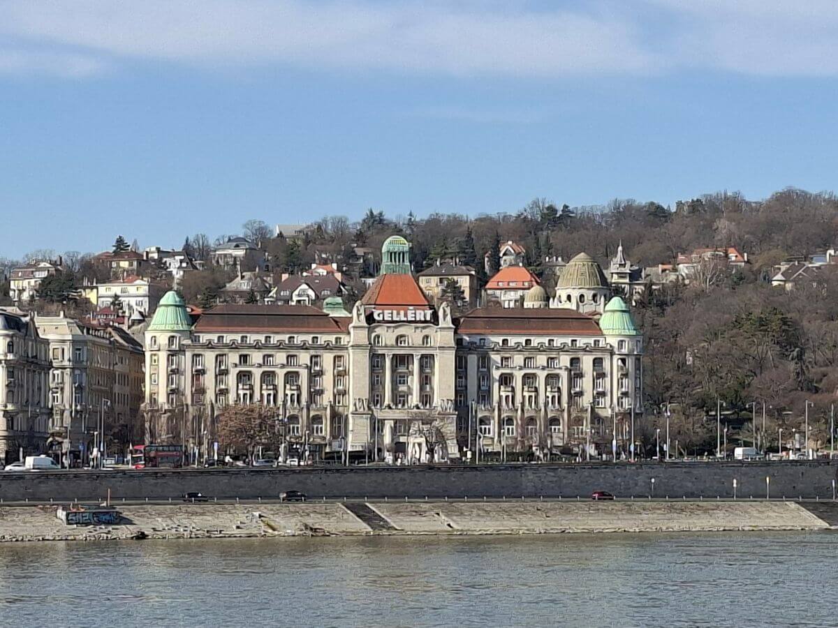 El famoso Balneario Gellért frente al Danubio