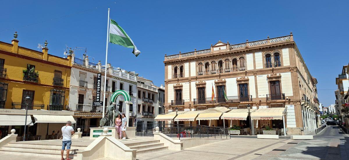 La bandera andaluza ondea en la Plaza del Socorro