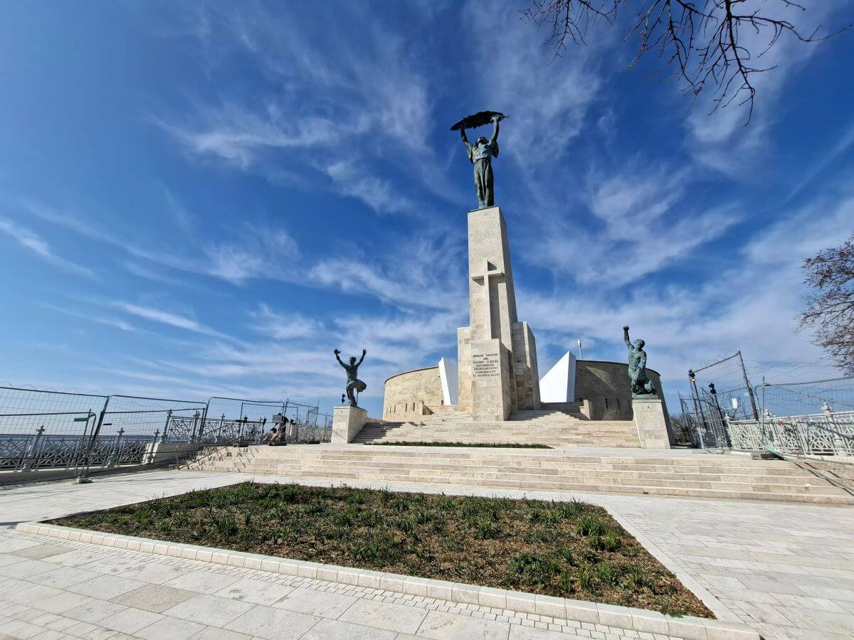 La estatua de la Libertad corona la ciudadela y la colina Gellért