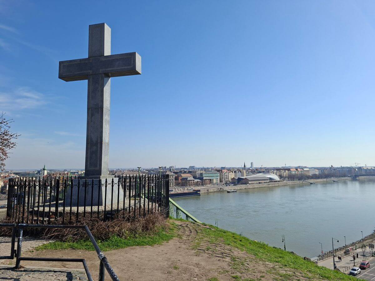 La gran cruz de la Colina Gellért dominael Danubio