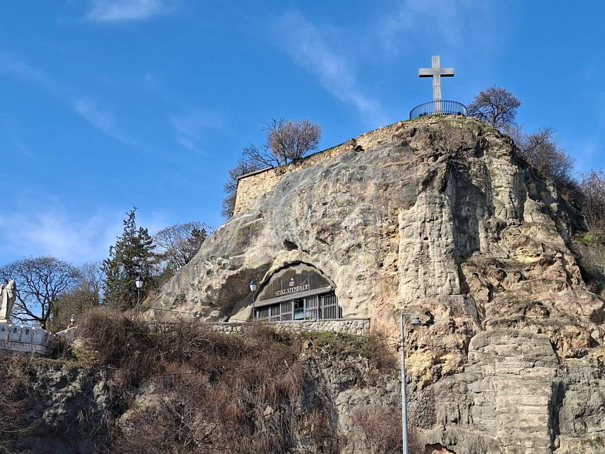 La iglesia escavada en la roca de la Colina Gellért