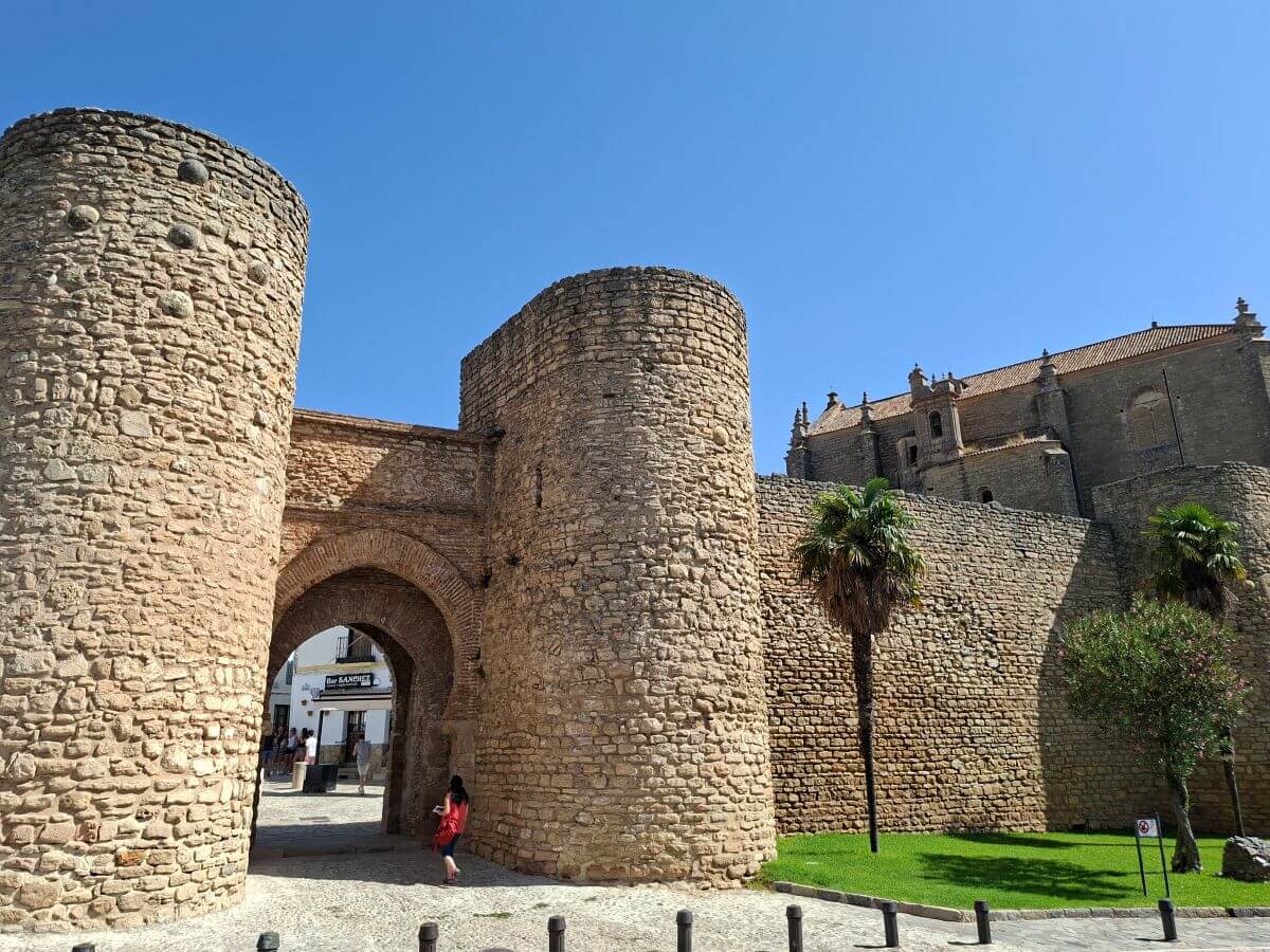 La regia Puerta de Almocábar