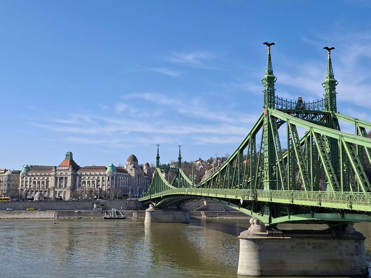 Panorámica de los Baños Gellért con el Puente de la Libertad en primer plano