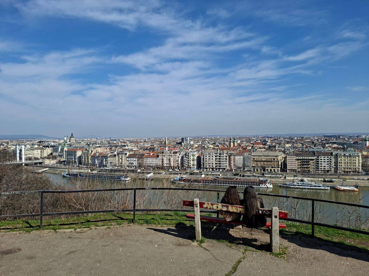 Panorámica sublime de Budapest desde la Colina Géllert