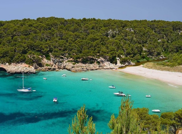 Saborear las calas de Menorca en barco