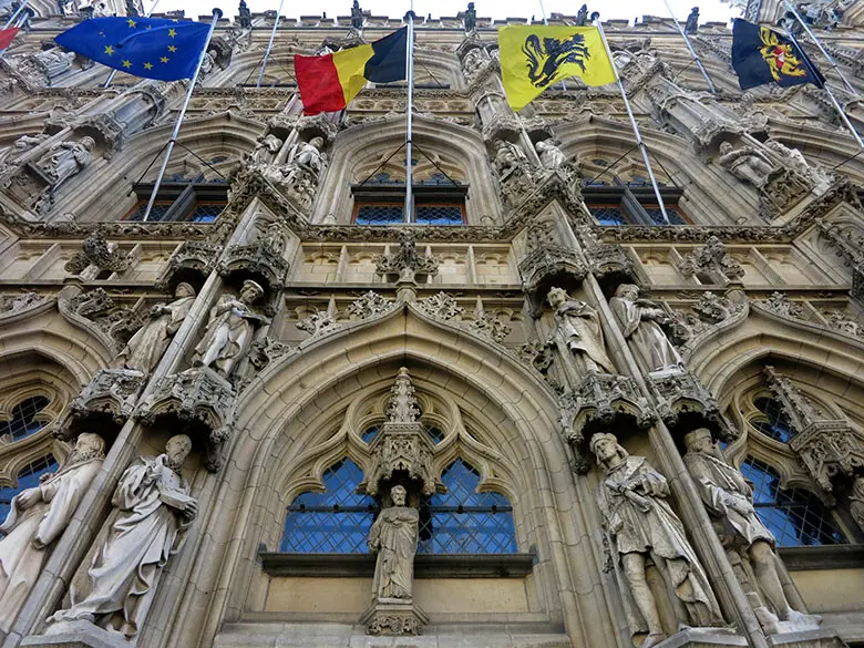 Un detalle de la ostentosa fachada del Ayuntamiento de Lovaina