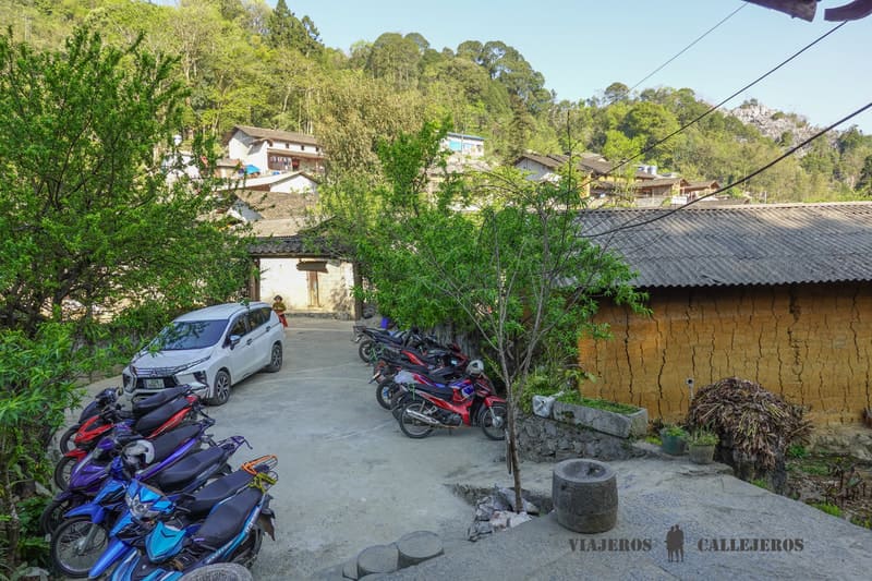 Coche con conductor para hacer el Ha Giang Loop