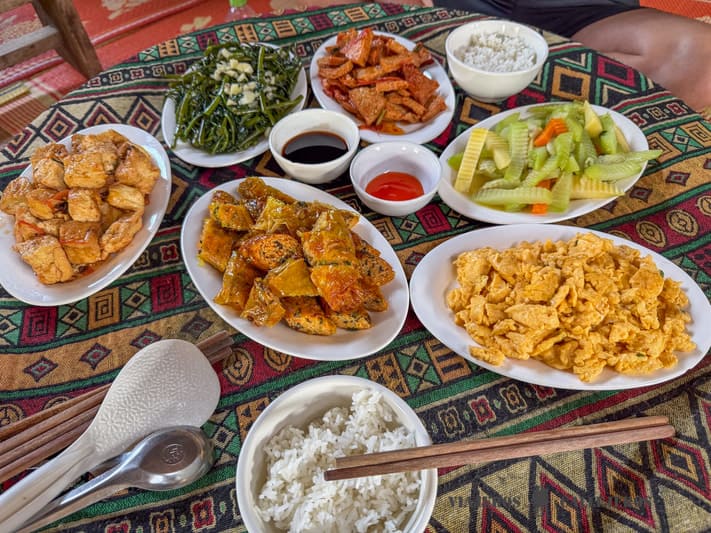 Comida en una casa local