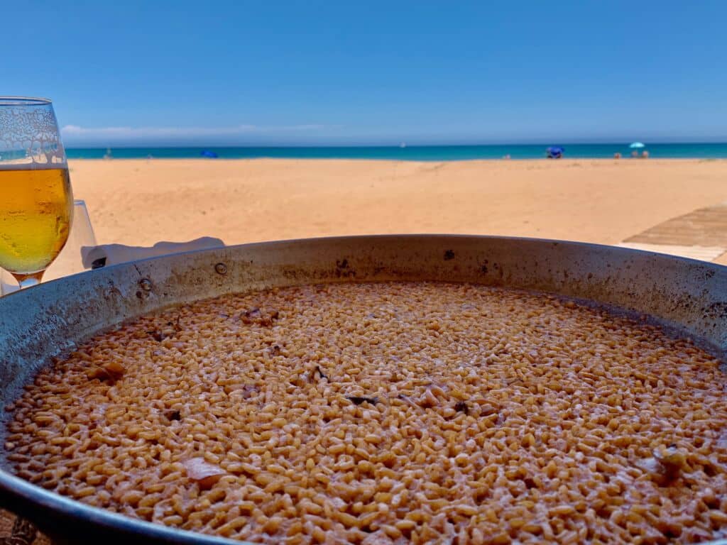 Arroz a banda a la orilla del mar.