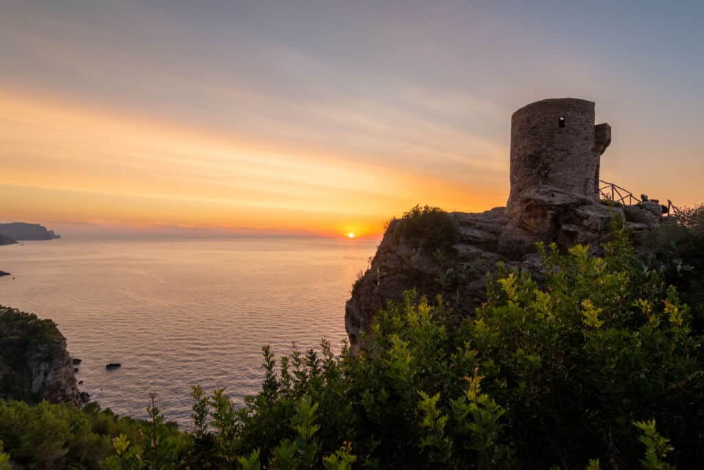 Puesta de sol en la costa de Banyalbufar (Mallorca).