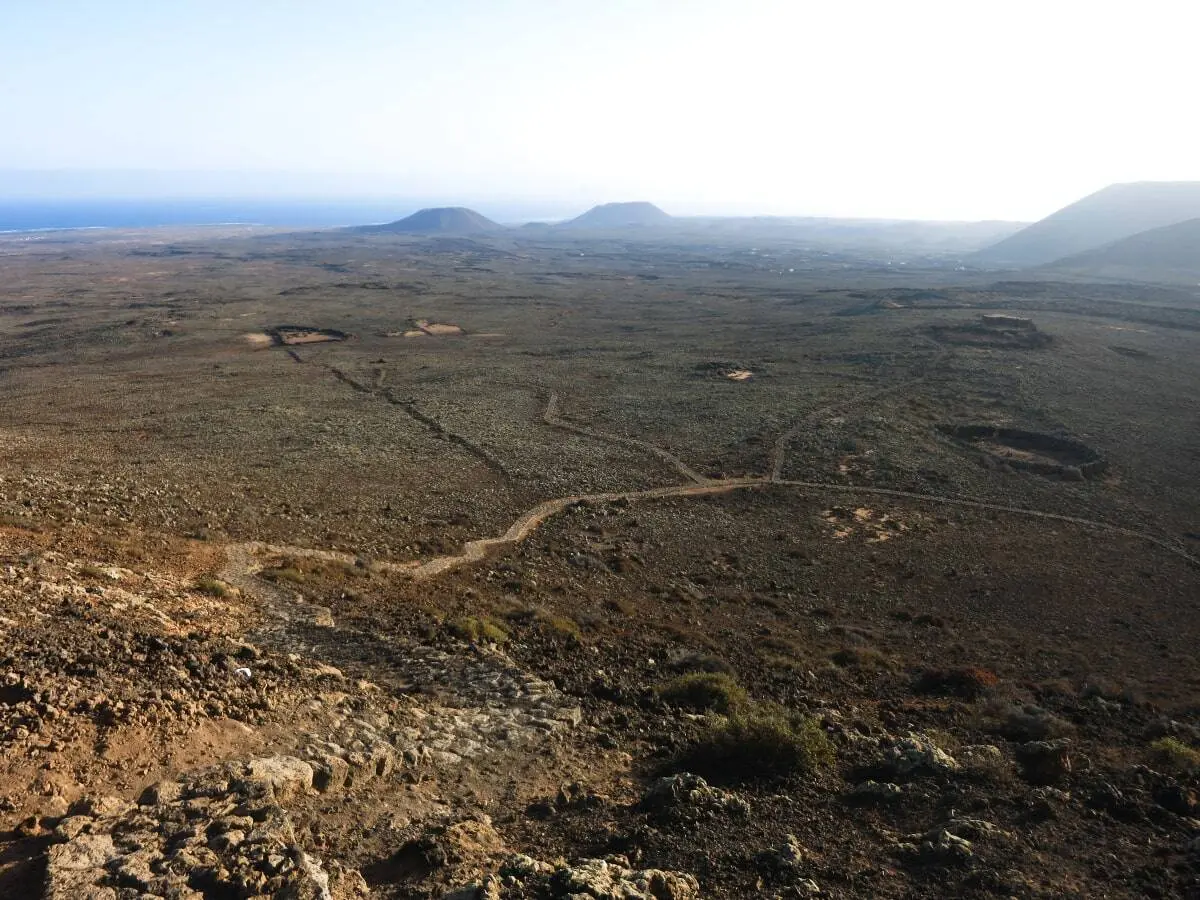 Vistas desde lo alto del volcán Calderón Hondo en Fuerteventura