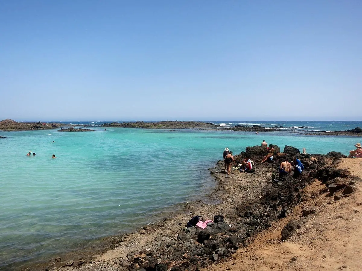 El precioso color del agua en la playa de Puertito