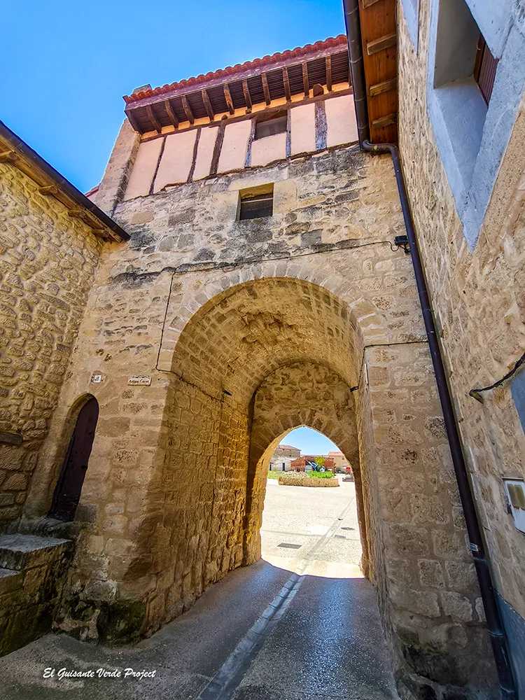Puerta Encima de la Villa - Santa Gadea del Cid, por El Guisante Verde Project