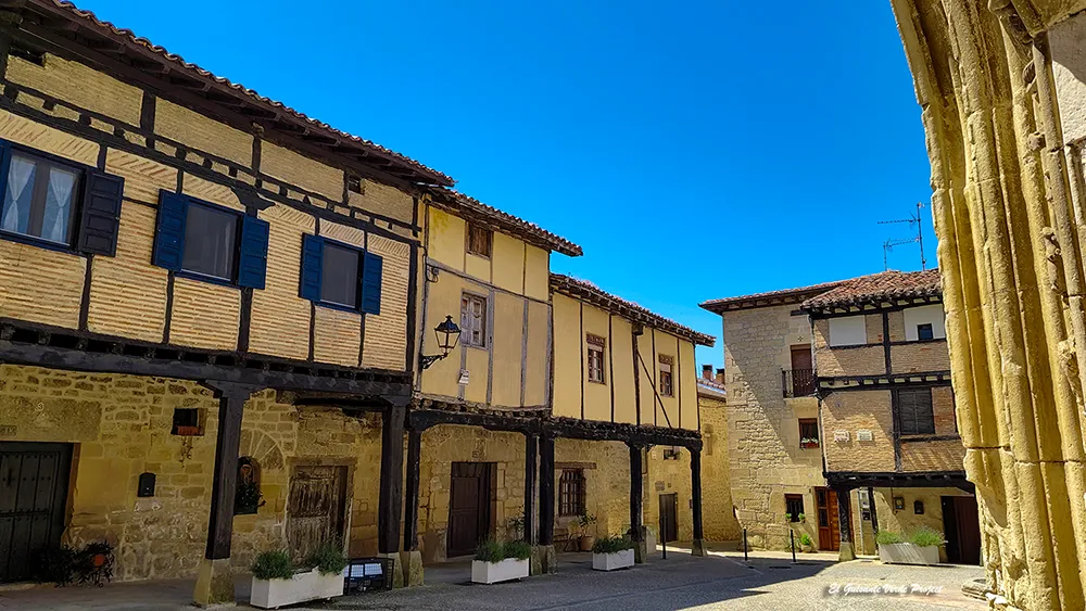 Santa Gadea del Cid, plaza de la iglesia, por El Guisante Verde Project