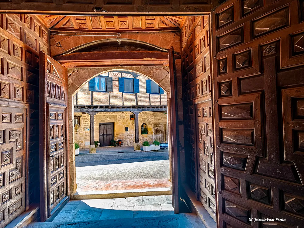 San Pedro Apóstol, puerta entrada - Santa Gadea del Cid, por El Guisante Verde Project