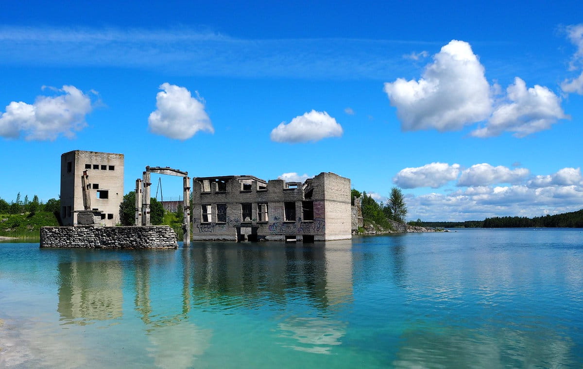 Un edificio emergiendo de las aguas en Rummu