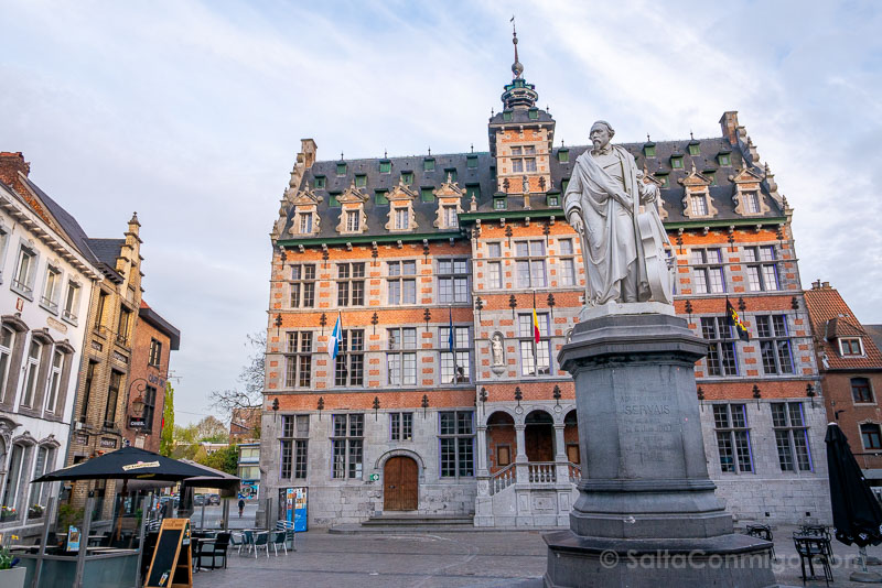 Que Ver Cerca de Bruselas Halle Ayuntamiento Estatua Servais