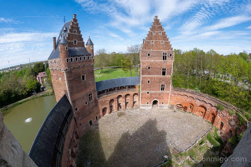 Que Ver Cerca de Bruselas Castillo Beersel Patio Ojo Pez