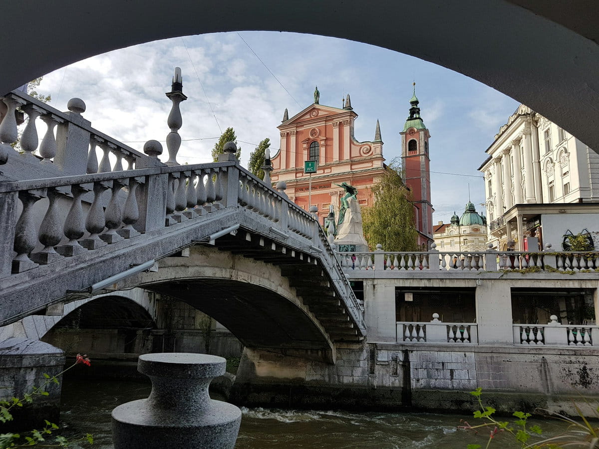 Puente en el centro histórico de Liubliana, Eslovenia