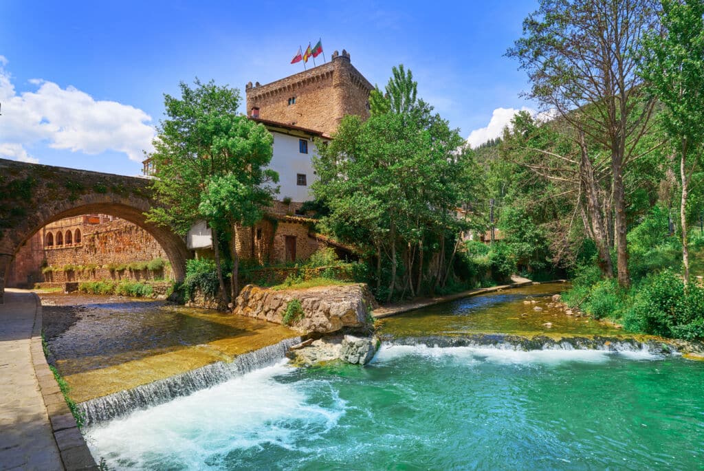 Río Deva en su paso por Potes. Por lunamarina.
