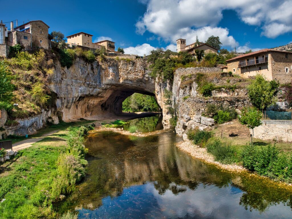 Pueblos de piedra: Puentedey (Burgos).