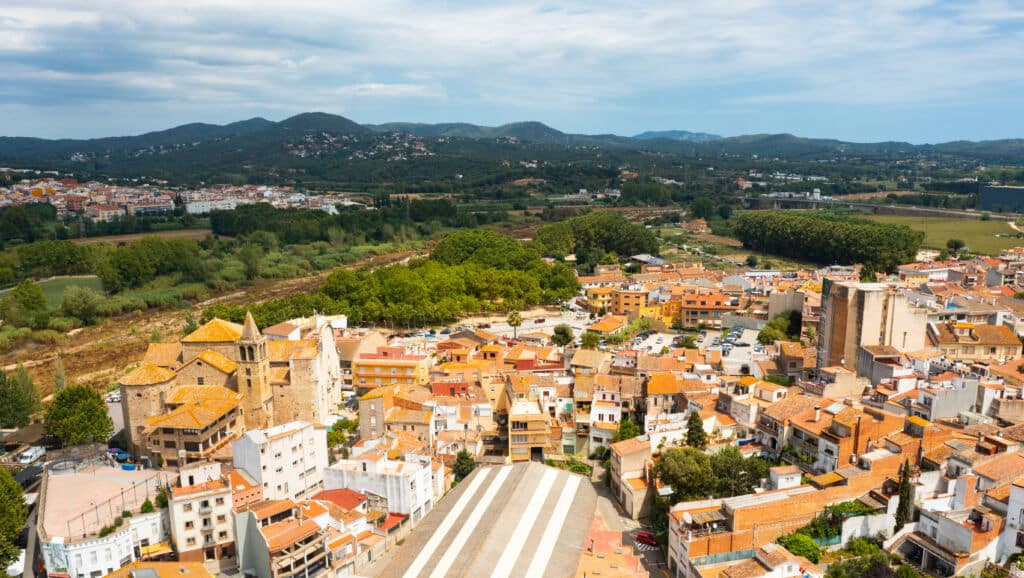 El pueblo de Tordera (Barcelona), con el Parc del Montnegre i el Corredor al fondo. Por JackF
