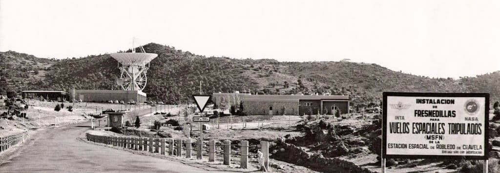 Museo Lunar de Fresnedillas. Carretera de acceso, cartel original, Antena X-Y de 26 metros. Por Larry Haug