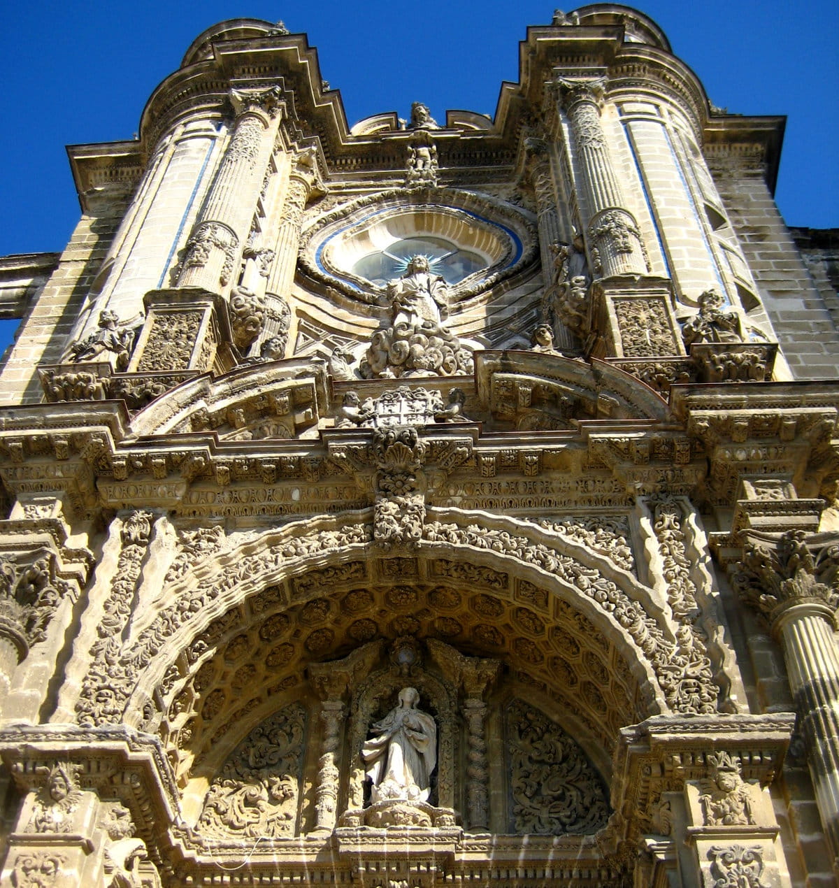 La cargada fachada de la catedral de Jerez de la Frontera